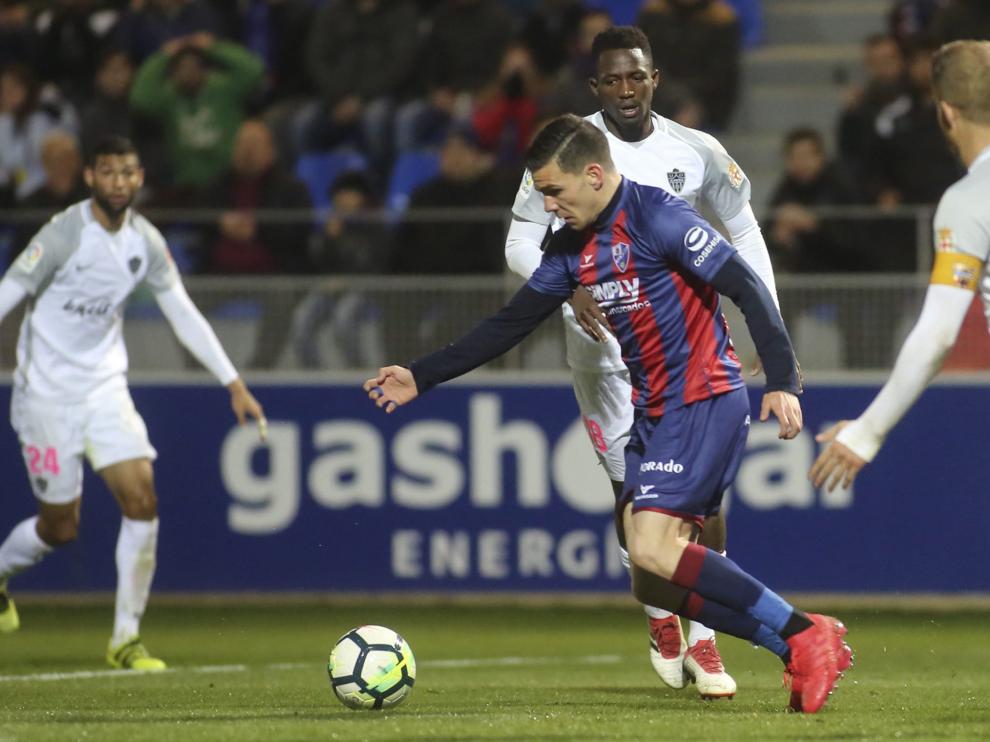 Gallar intenta avanzar en el Huesca-Almería (2-2), la última cita disputada en El Alcoraz.