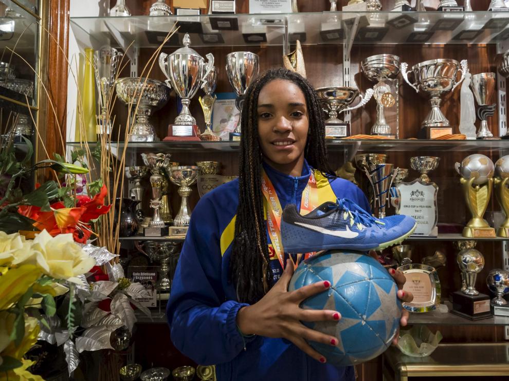Salma Celeste Paralluelo, fotografiada este lunes en su casa rodeada por los trofeos conquistados en atletismo y fútbol