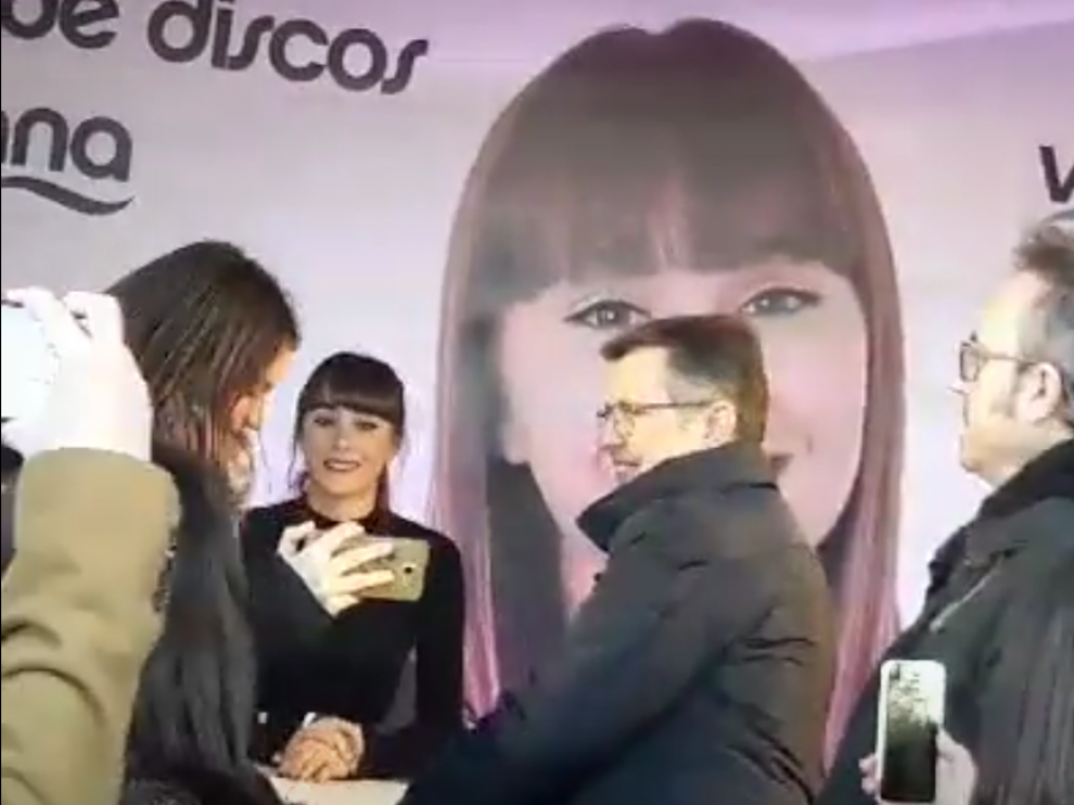 Firma de discos de Aitana en Puerto Venecia