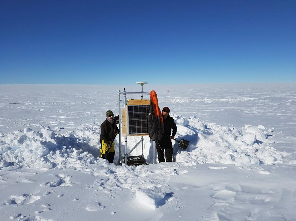 Científicos realizando mediciones en el glaciar Totten.