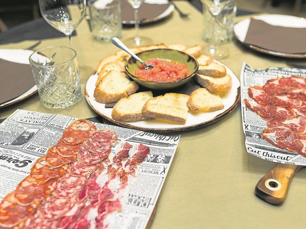 Tablas de chorizo ibérico, salchichón ibérico y jamón de cebo con pan con tomate.