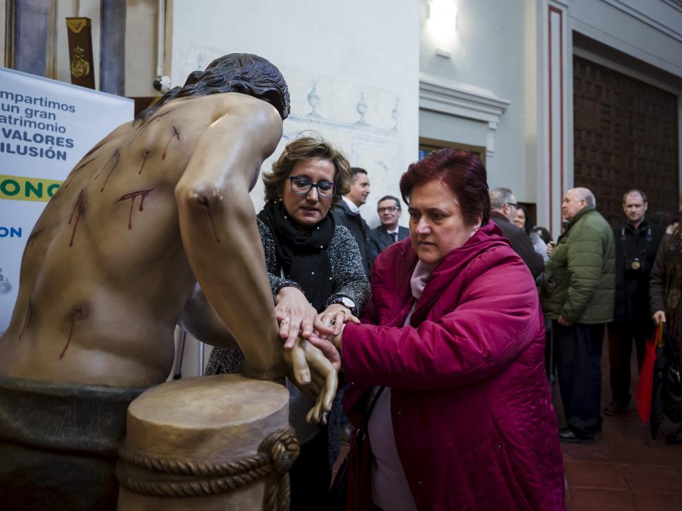 Rosa Lagrava, técnica de rehabilitación de la ONCE, guió las manos de los invidentes.