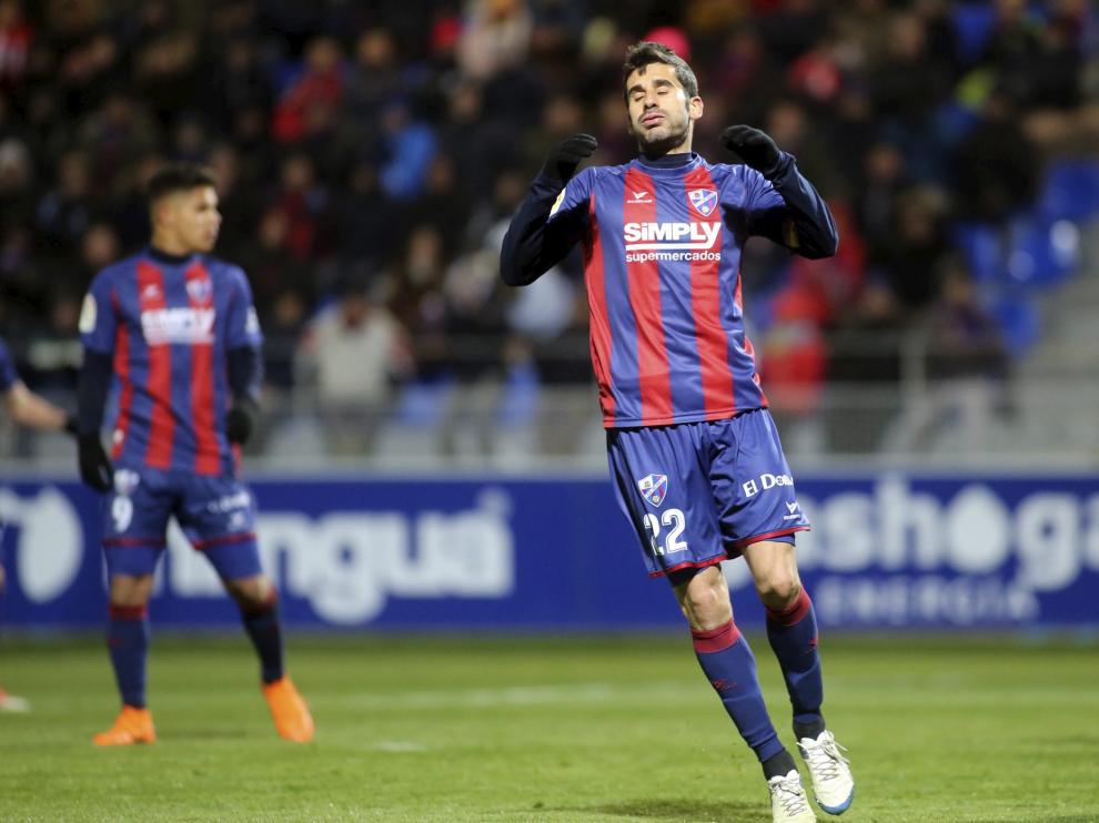 El centrocampista Lluís Sastre se lamenta durante el Huesca-Sporting de este lunes que supuso la primera derrota del curso en El Alcoraz.