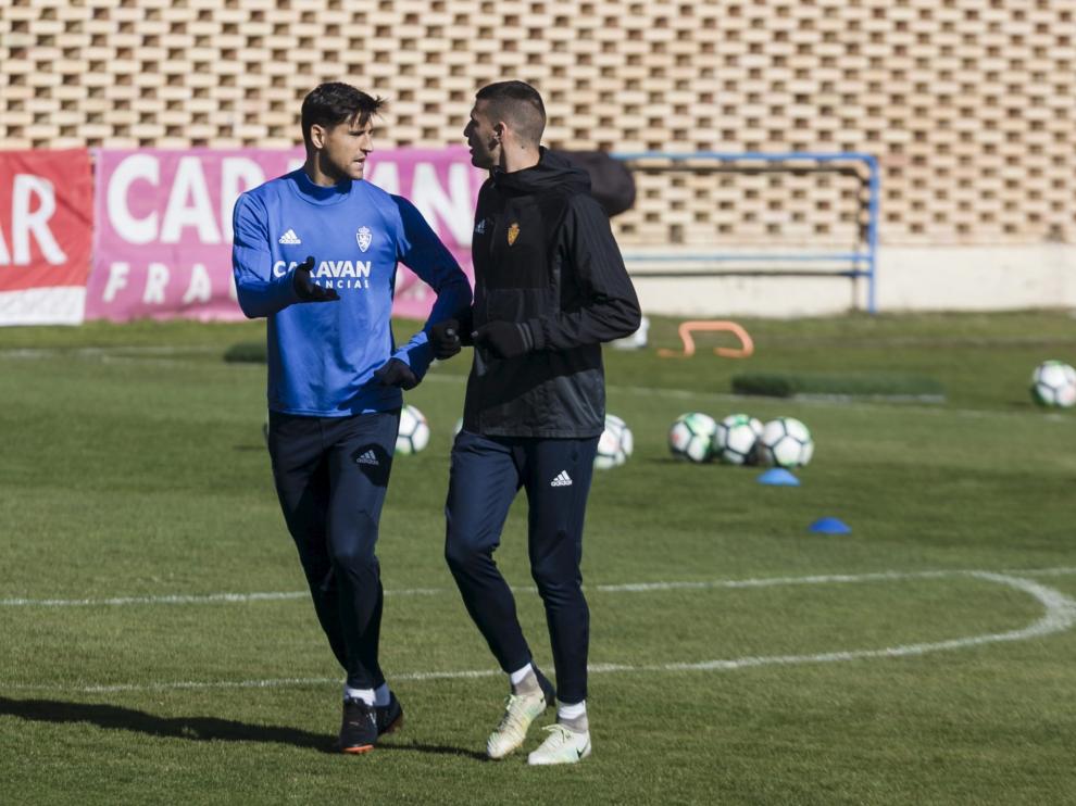 Grippo y Perone dialogan en un entrenamiento