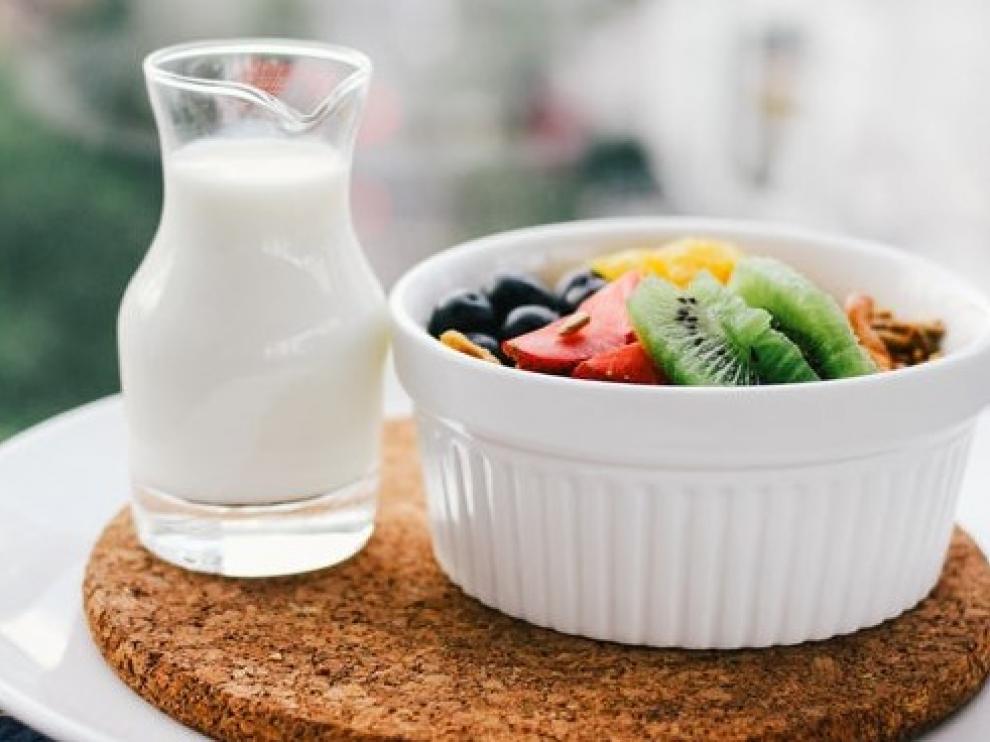 Una pieza de fruta es una merienda ideal para combatir los días más calurosos.