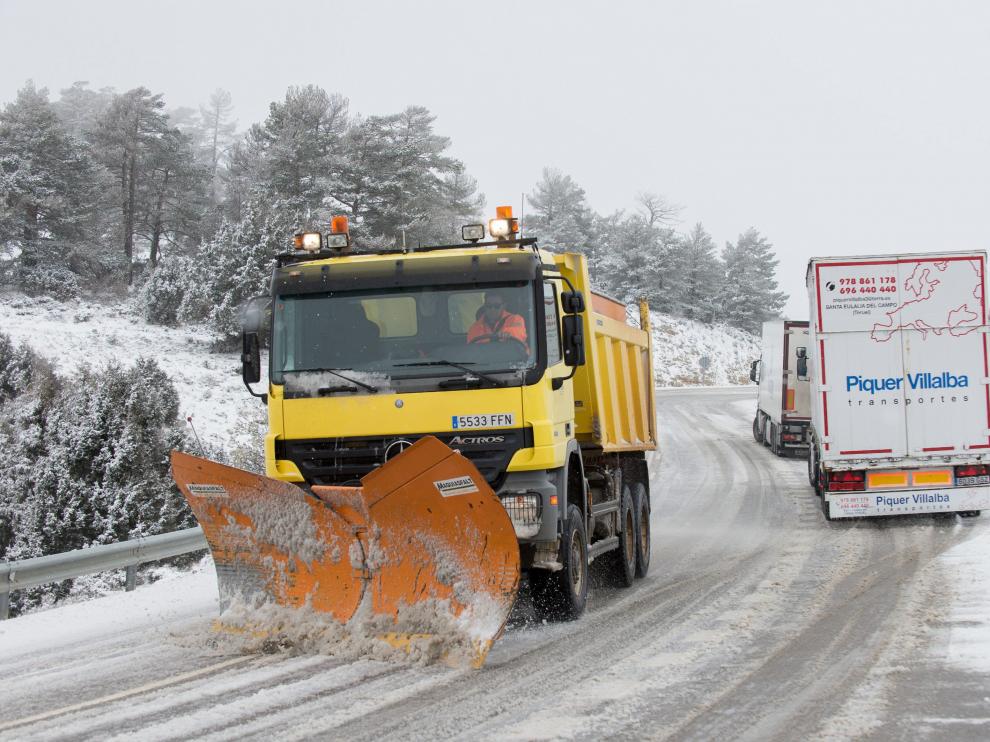 Tráfico complicado en Teruel. Las quitanieves tuvieron que trabajar para limpiar de nieve las carreteras. Así ocurrió en la A-226 a su paso por Cedrillas en la foto donde la calzada se cubrió de un manto blanco.