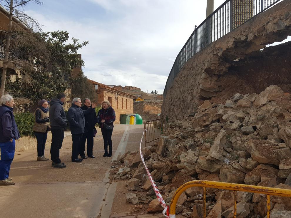 El presidente de la DPZ y representantes municipales observan el derrumbe.