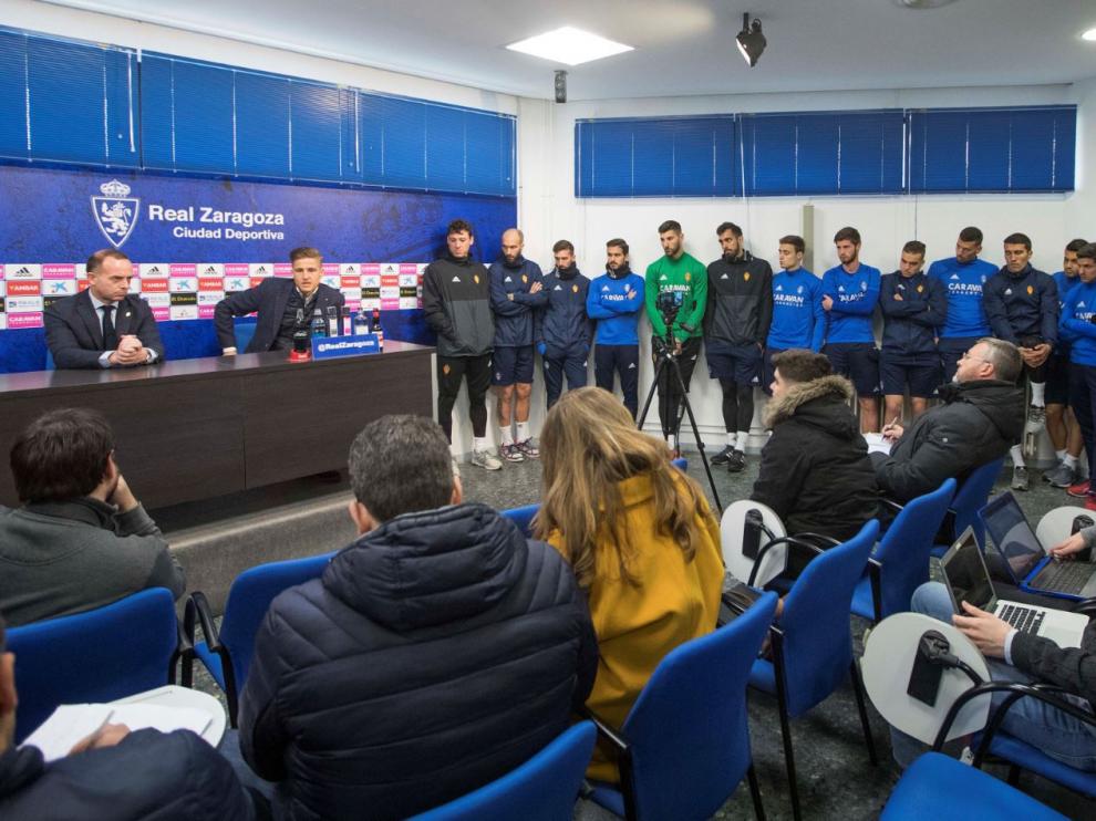Wilk, en el estrado junto a Christian Lapetra, durante la rueda de prensa en la que dijo adiós al fútbol, rodeado de toda la plantilla del Real Zaragoza.