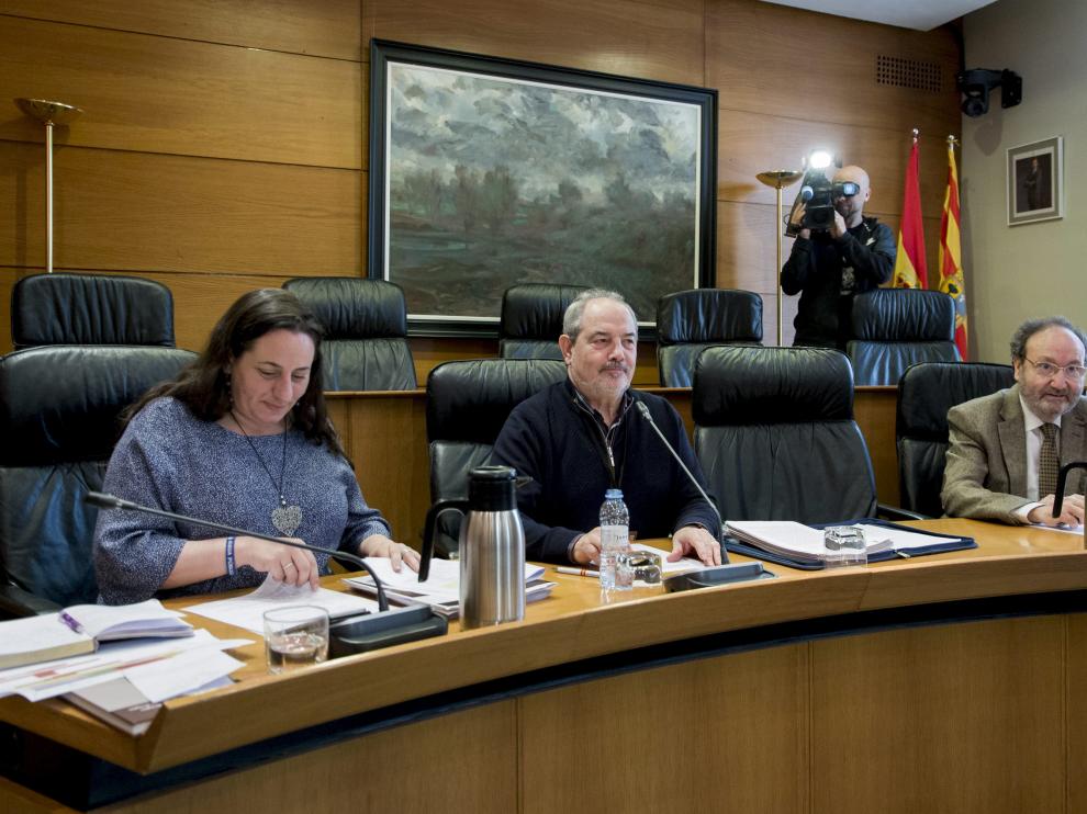 El exconsejero Víctor Longás (PAR), este miércoles, en la comisión de investigación de las depuradoras.