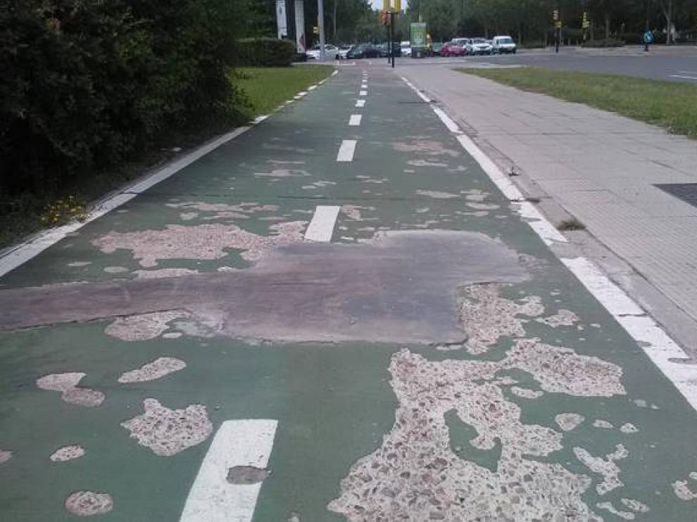 Carril bici en la calle Valle de Broto, a la altura de Kasán.