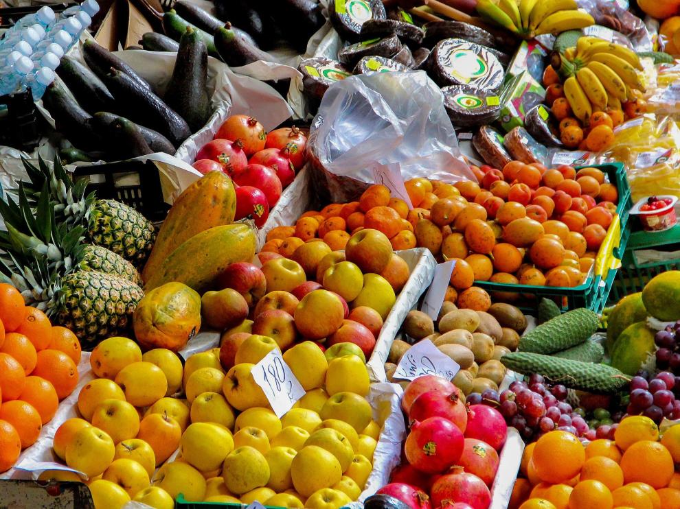 Una dieta equilibrada consta de frutas y verduras.