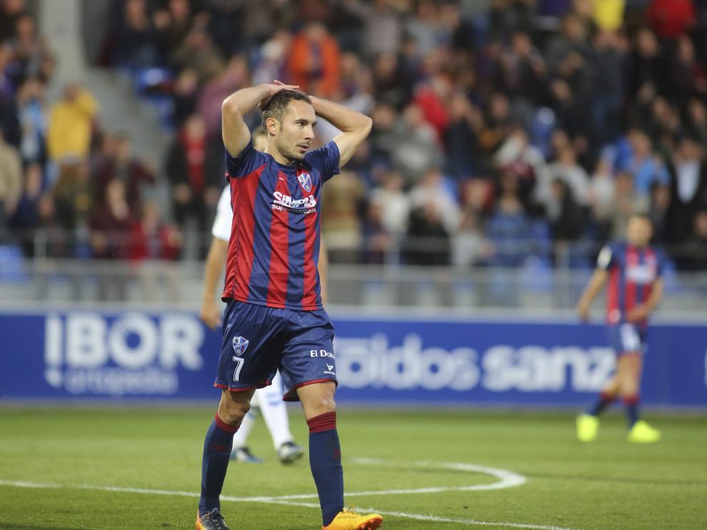 David Ferreiro se lamenta tras errar una oportunidad durante un partido en El Alcoraz.