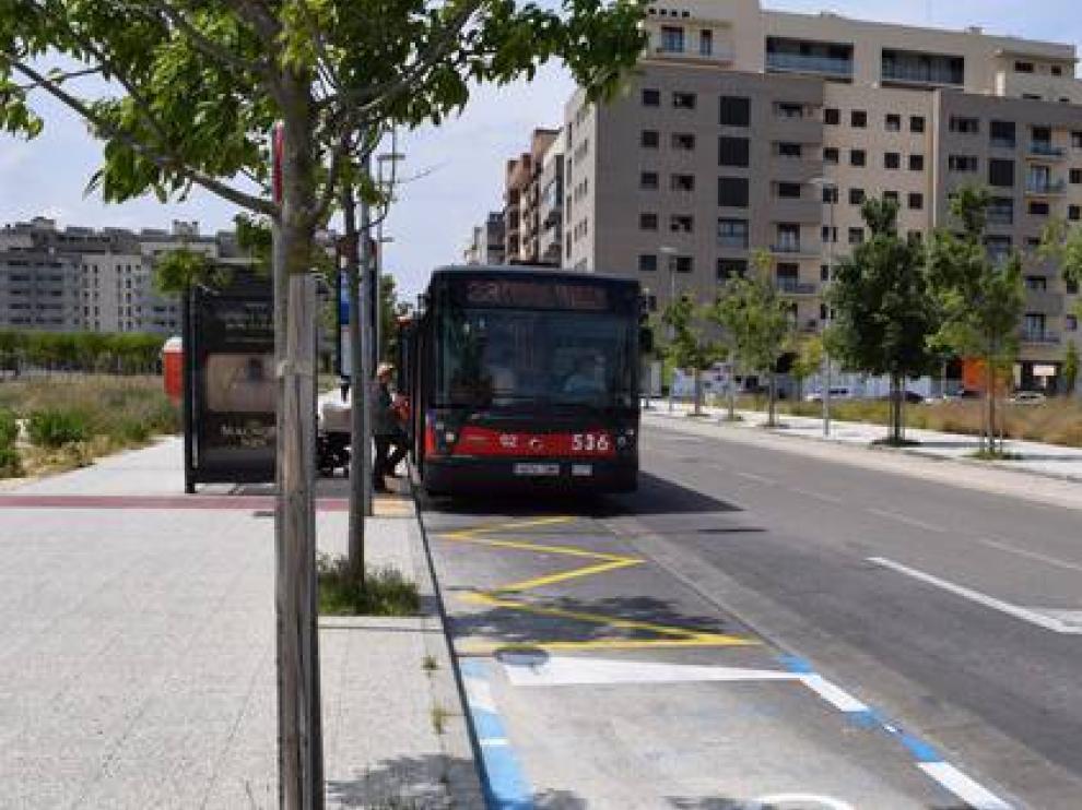 Imagen de archivo de un autobús de la línea 23, en una parada en Parque Venecia