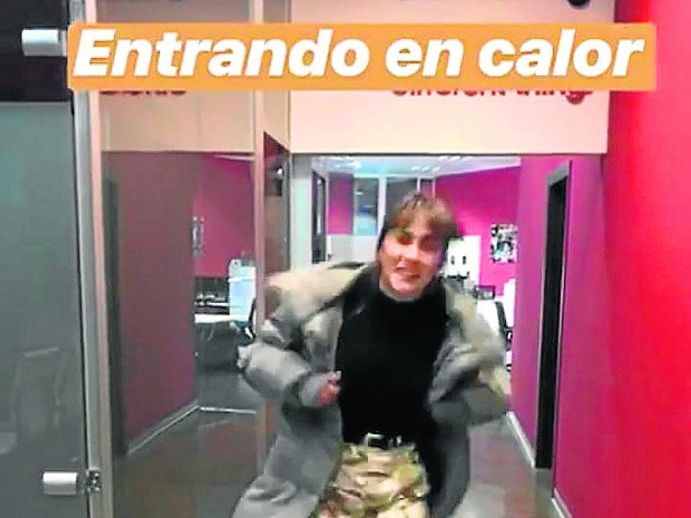 Aitana Ocaña saltando antes de la firma.