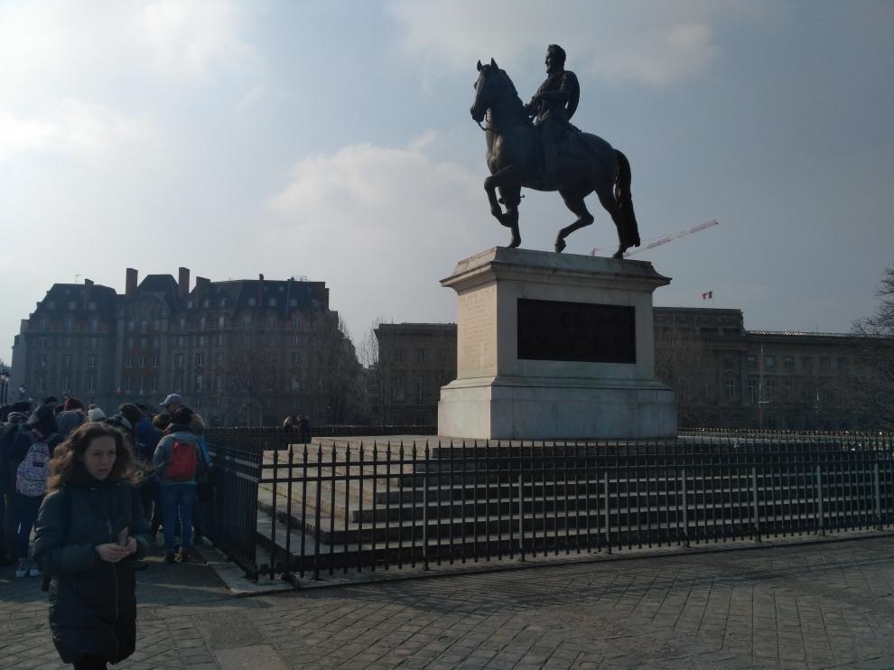 Imagen de la estatua ecuestre erigida en París en honor a Enrique IV de Francia.