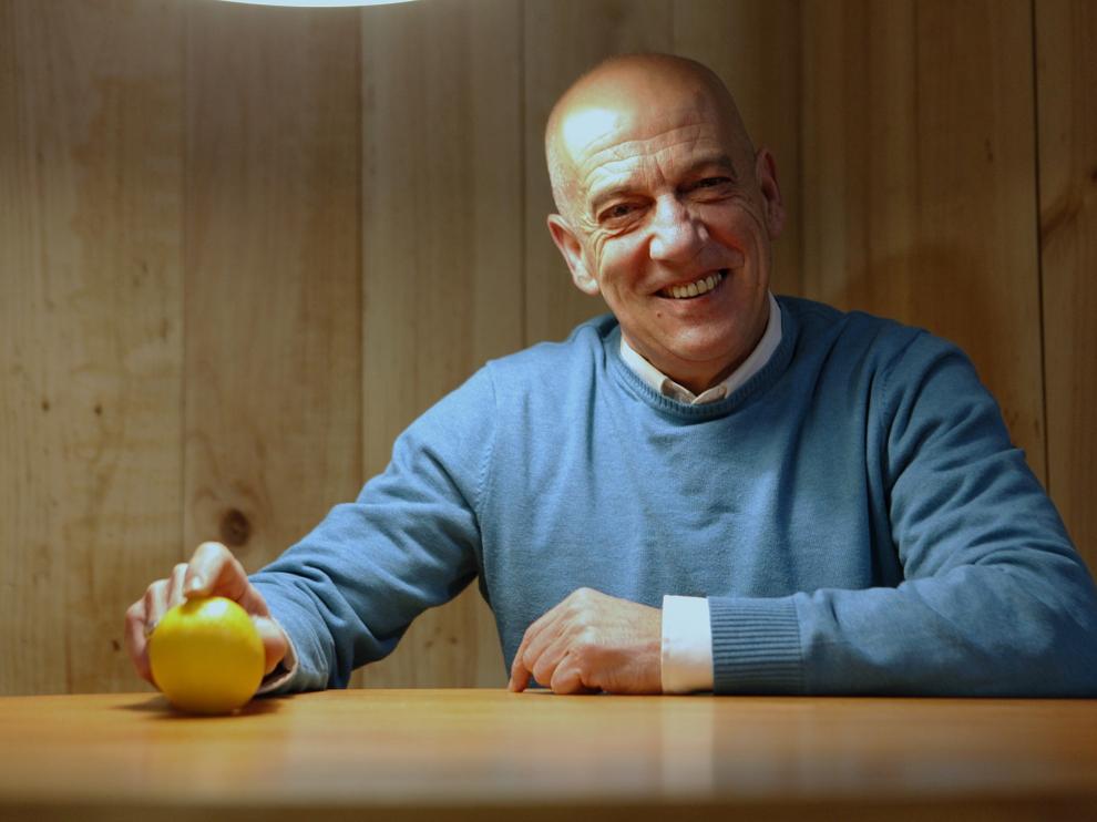 Juan Señor bromea con un limón.