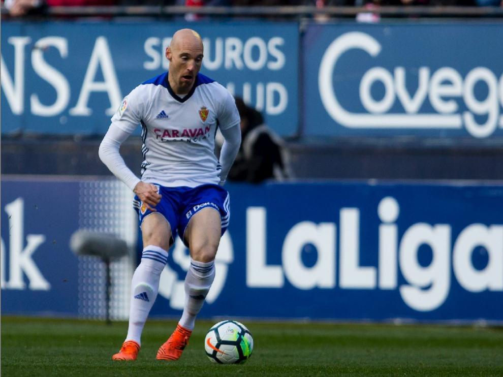 Toquero, en el momento de ejecutar el pase de gol a Borja Iglesias en el 0-2 del pasado sábado en Pamplona frente al Osasuna.