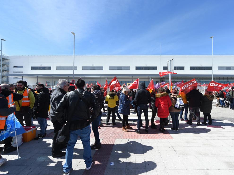 Trabajadores de Amazon frente a la sede madrileña durante su jornada de huelga