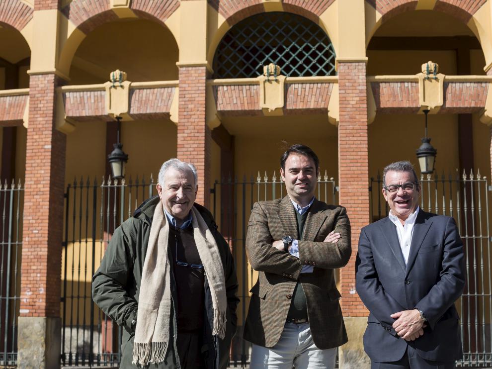 Julio Fontecha, Carlos Zúñiga y Jesús Mena, en el exterior de la plaza de toros de Zaragoza.