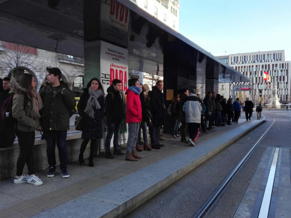 Esperas en la parada del tranvía durante la huelga.