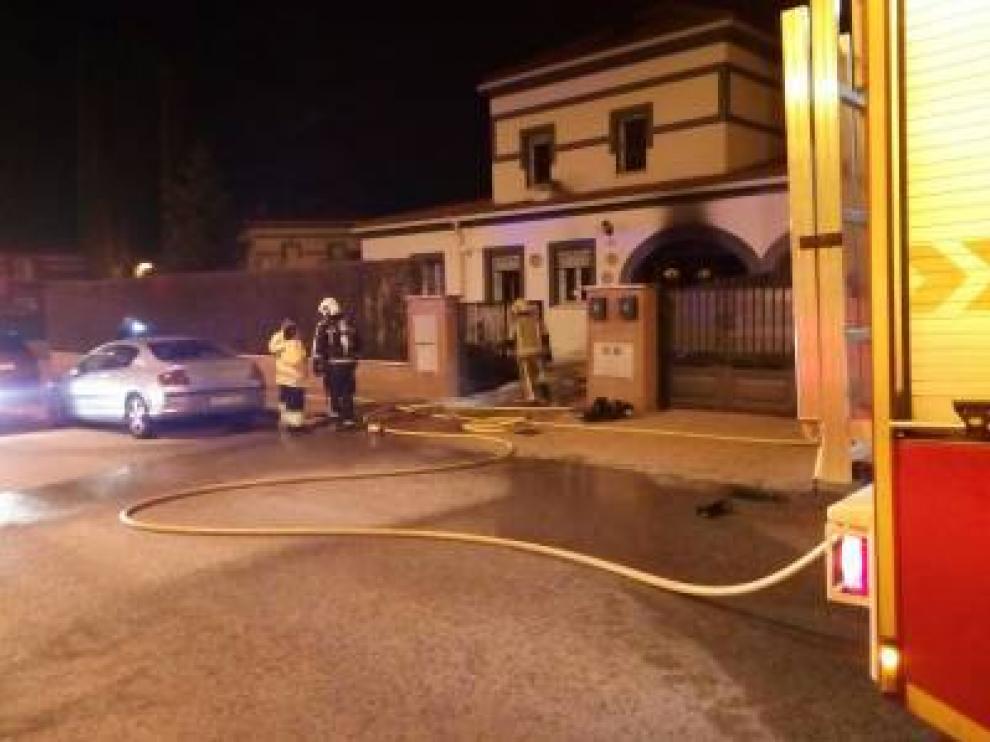 Un hombre incendia una casa con su mujer dentro en