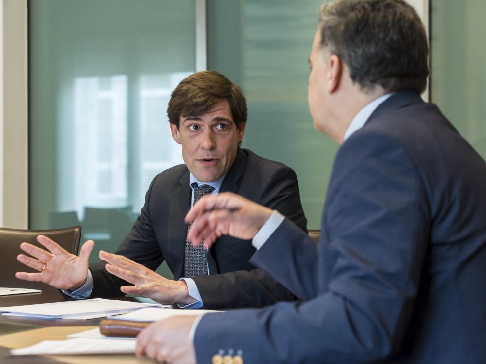 Los directivos de Ibercaja, Henneo, Deloitte y Chemieuro en la charla celebrada en la sede de HERALDO.