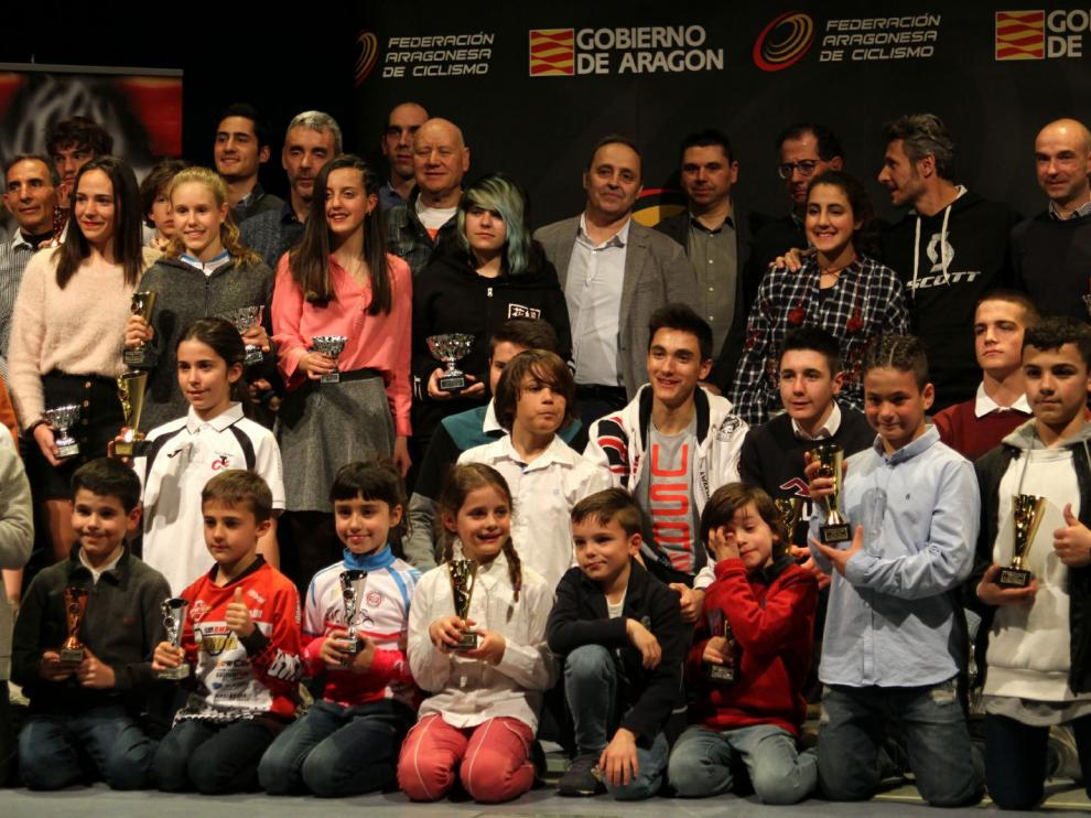 Los premiados en la IX Gala del Ciclismo Aragonés posan con sus trofeos.
