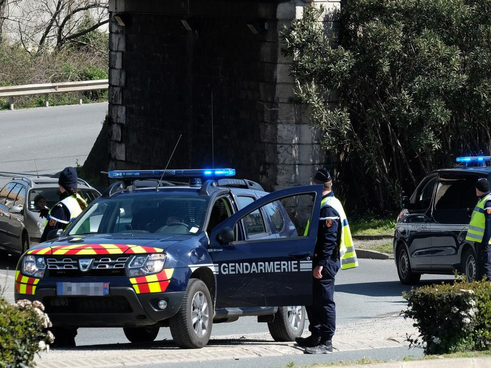 Imagen del despliegue policial en los alrededores del supermercado.