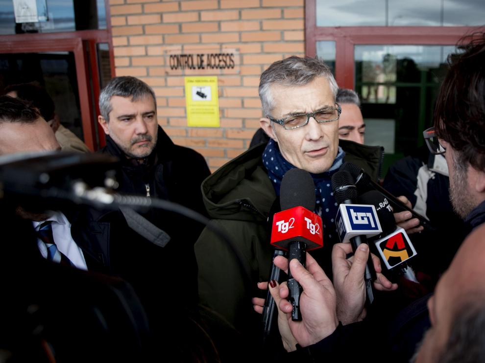 El fiscal italiano Giuseppe Amato, en la entrada de la cárcel de Zuera, antes de ver a Igor el Ruso.
