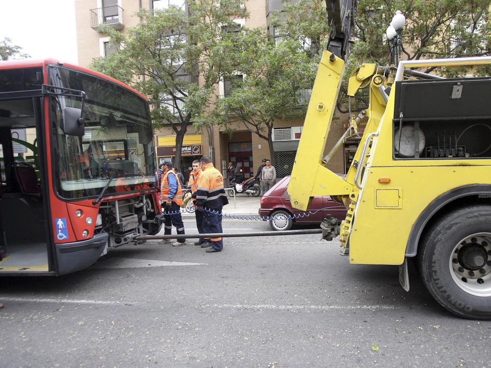 Un autobús, remolcado al sufrir una avería en una fotografía de archivo.