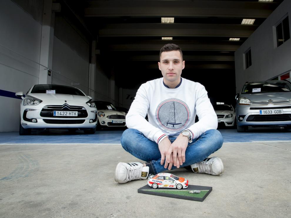 Cristian García, a la entrada del concesionario 'Tu coche' de venta de automóviles de segunda mano en La Puebla de Alfindén