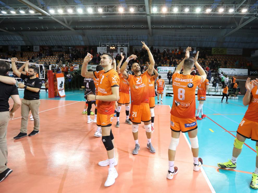 Los jugadores del CV Teruel dedican el triunfo a la grada
