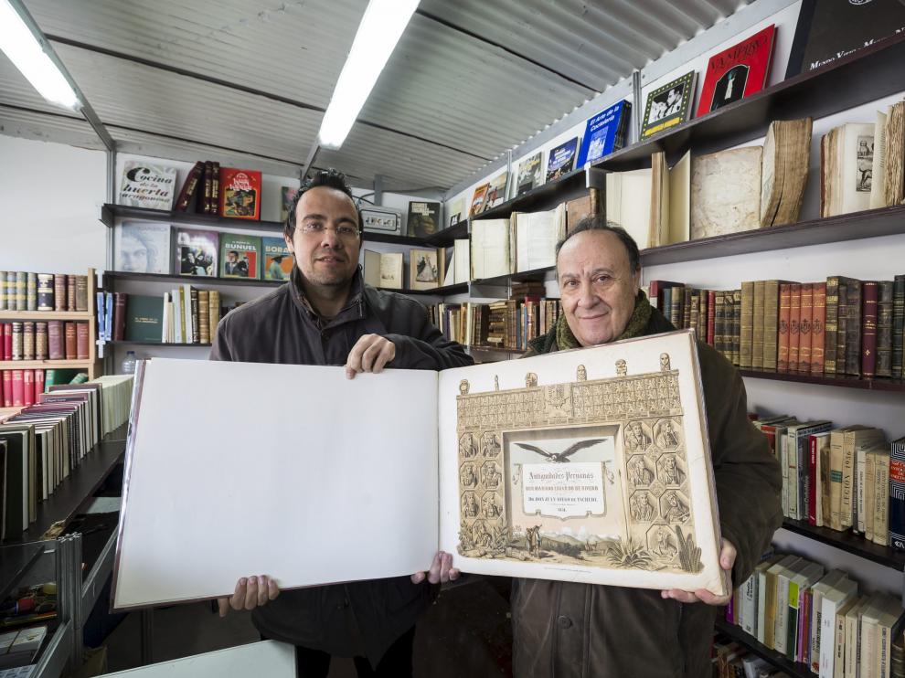 Octavio de Diego y su padre, José María, con el libro 'Antigüedades peruanas', una joya de arqueología que se vende por 4.900 euros.