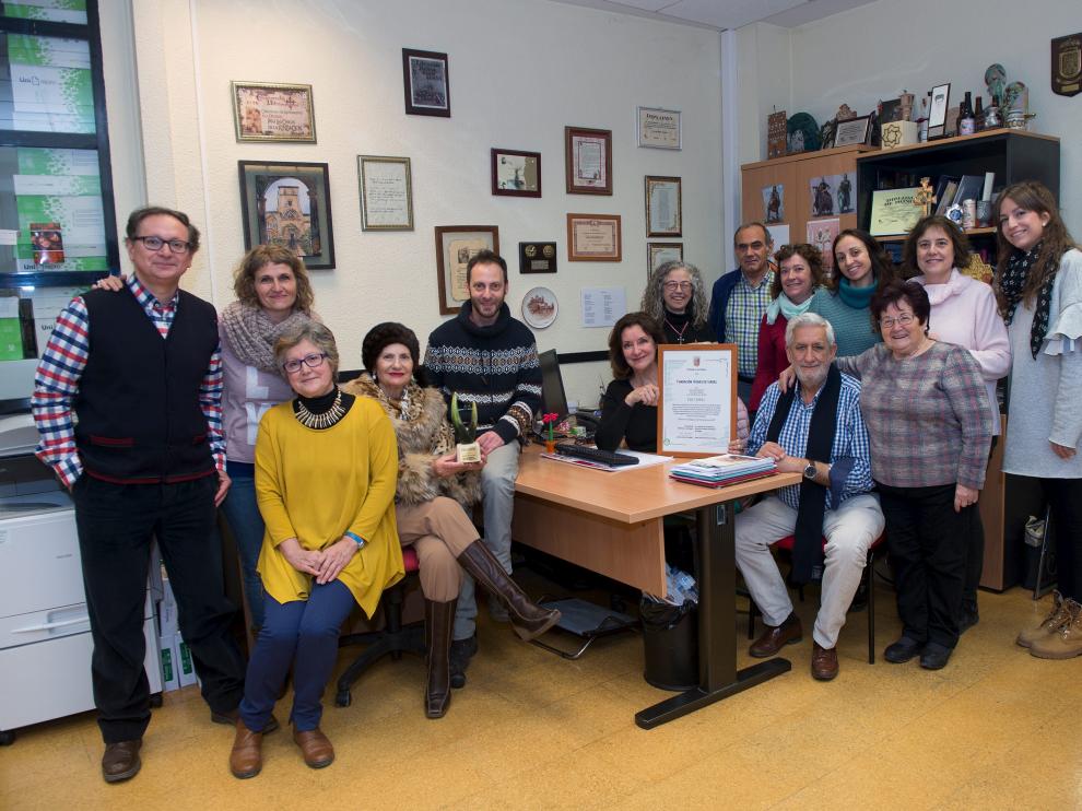 Un grupo de voluntarios de la Fundación Bodas de Isabel posa con el premio recibido del Gobierno aragonés
