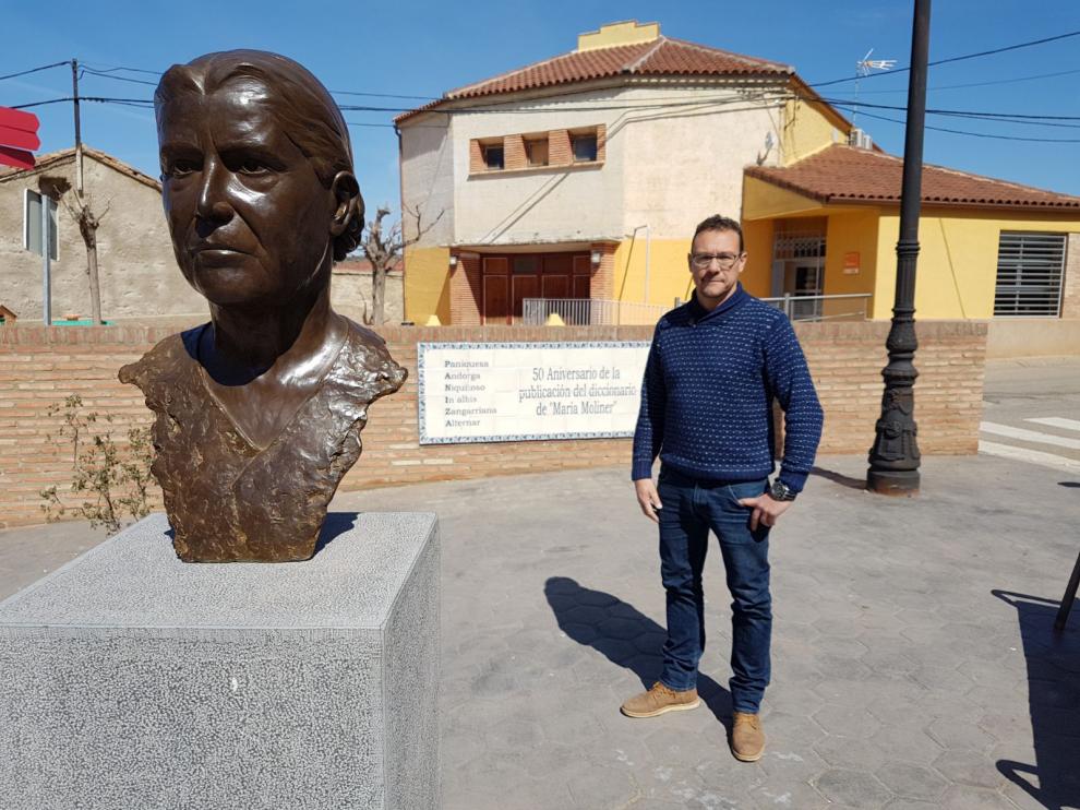 El alcalde, José Manuel Cebrián, en la glorieta dedicada a María Moliner, natural de Paniza.