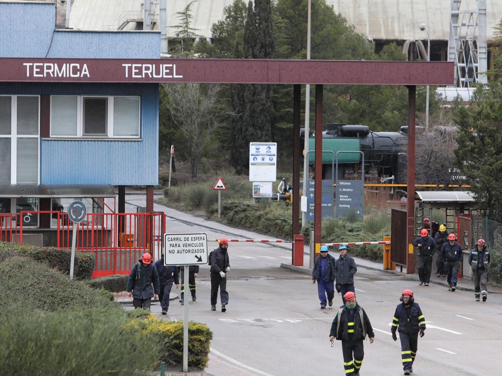 Trabajadores de la central térmica de Andorra, en un cambio de turno. La instalación podría cerrar sus puertas en 2020.