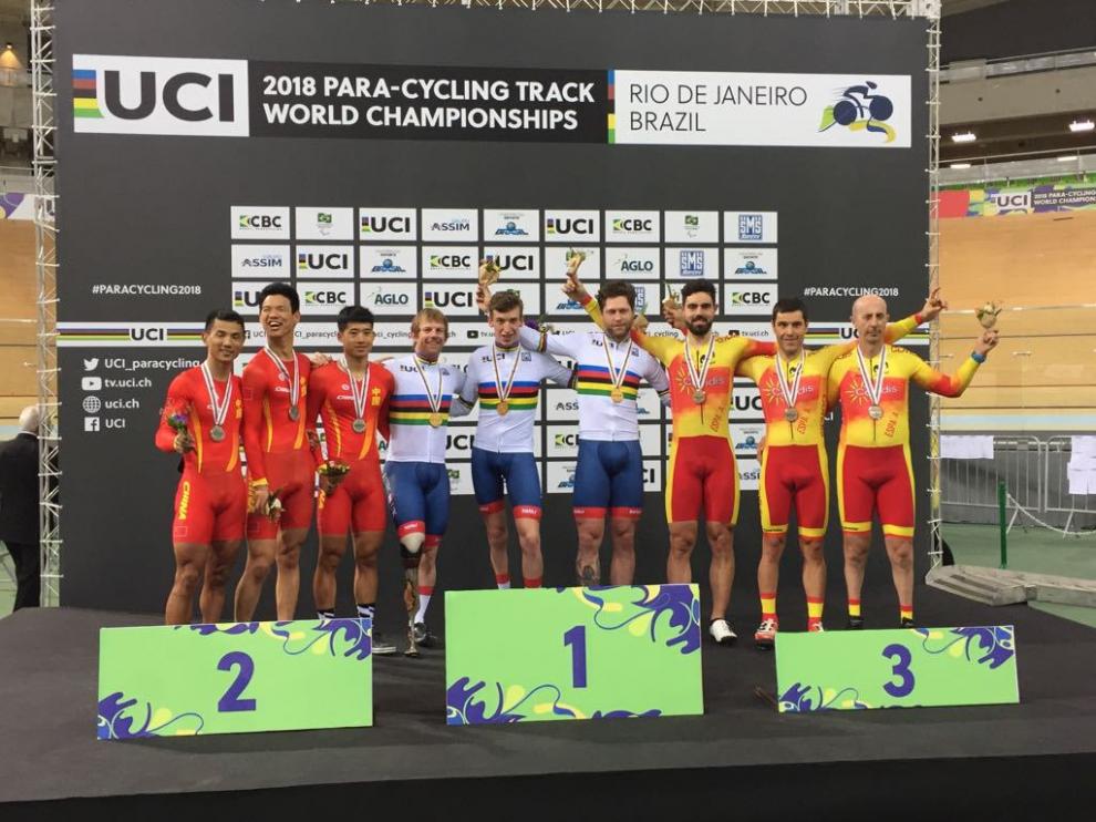 El equipo español, con Santas (segundo por la derecha), en el podio mundialista.