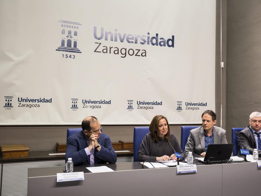Santos Orejudo (director del Departamento de Psicología y Sociología), Mayte Pérez (consejera de Educación), Toni Martínez (director general de Innovación) y Julio Latorre (decano de la Facultad de Educación), en la presentación del estudio este lunes