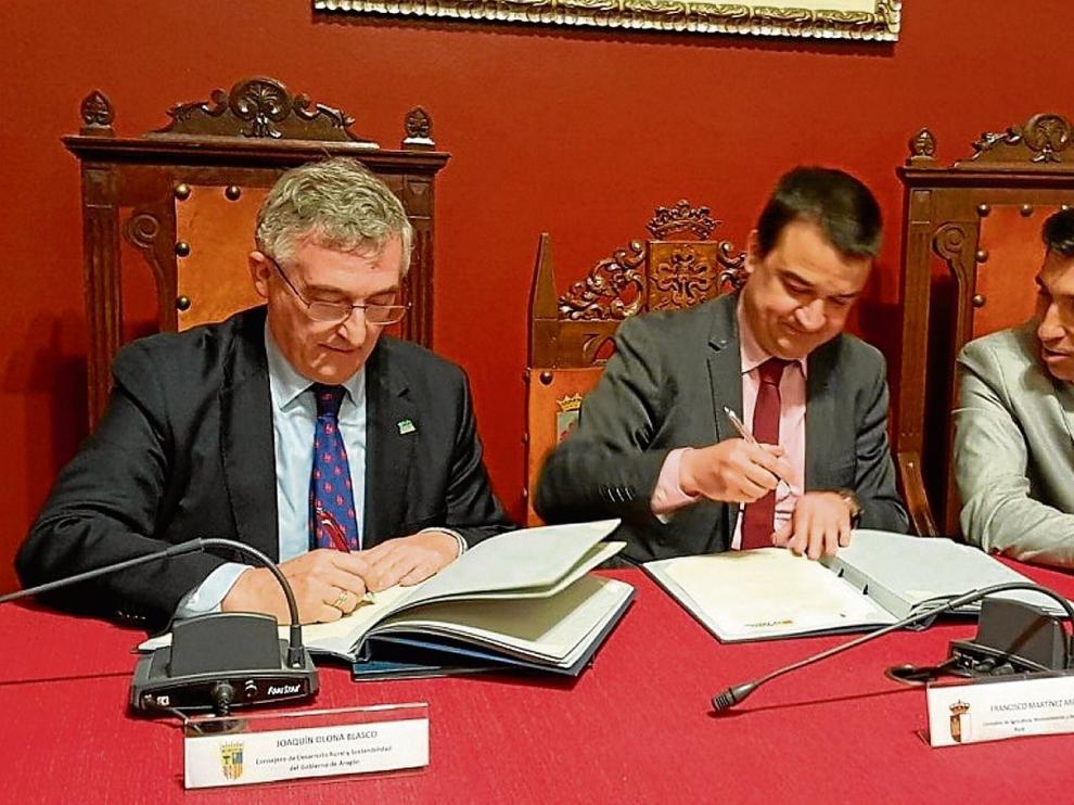 El consejero aragonés, Joaquín Olona (izda.), y su homólogo en Castilla-La Mancha, Francisco Martínez Arroyo, en la firma del protocolo.