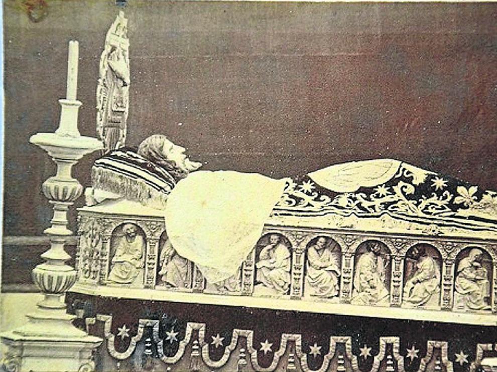 La imagen es de la segunda mitad del siglo XIX a juzgar por detalles como la colcha o el escudo de la Sangre de Cristo.