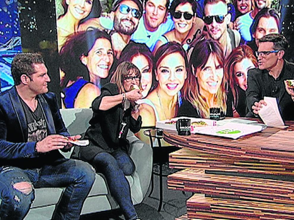 Manu Tenorio, Noemí Galera y Luis Larrodera durante el programa 'Anochece que no es poco'.