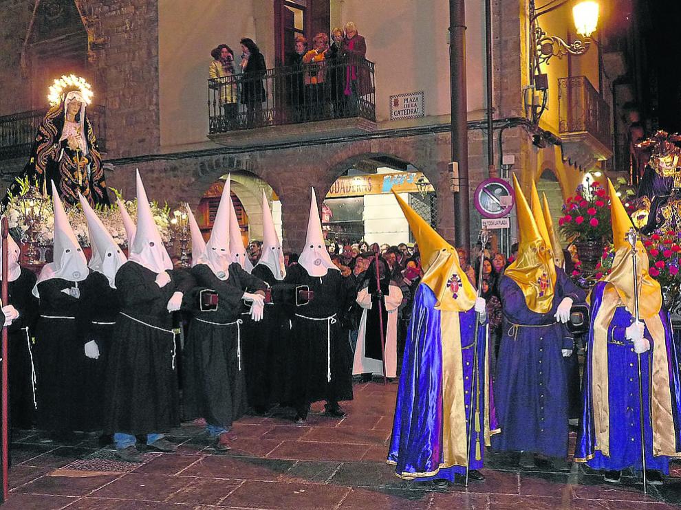 Momento del encuentro de los pasos del Nazareno y la Soledad en la plaza de la Catedral.