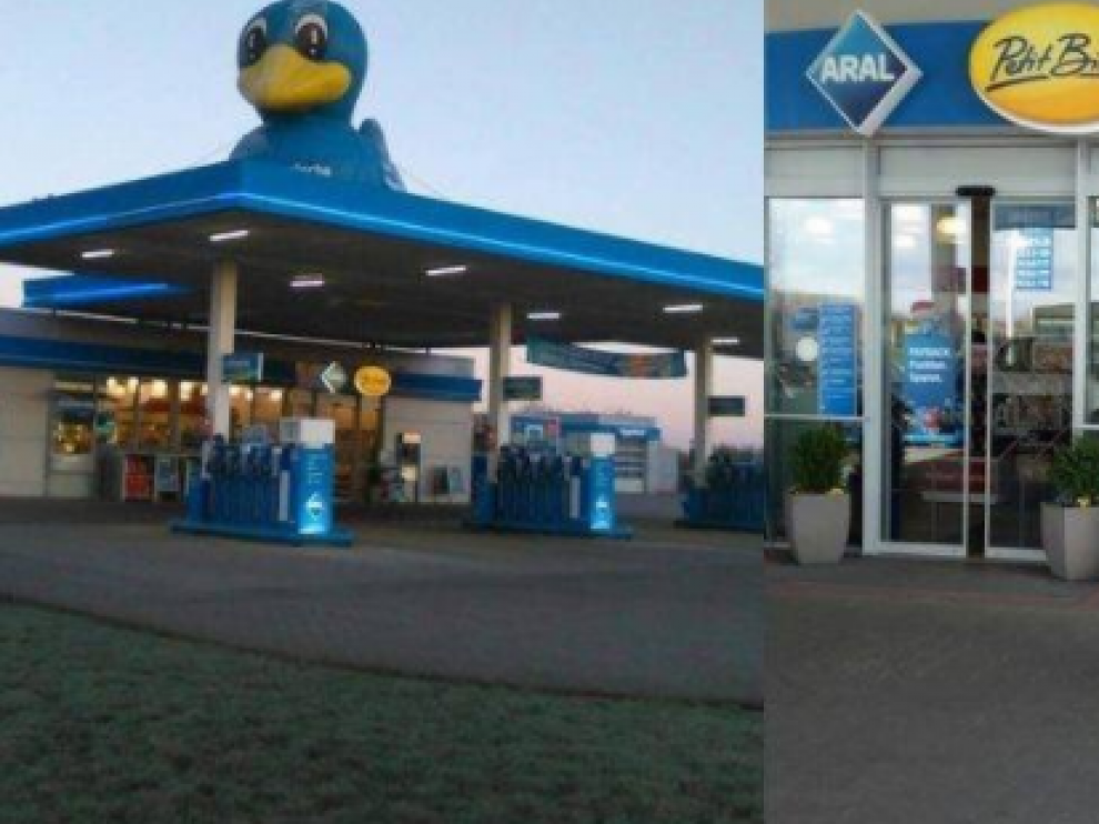 Al parecer, el arresto se produjo en una gasolinera cuyo logotipo y mascota es un gran pájaro azul.