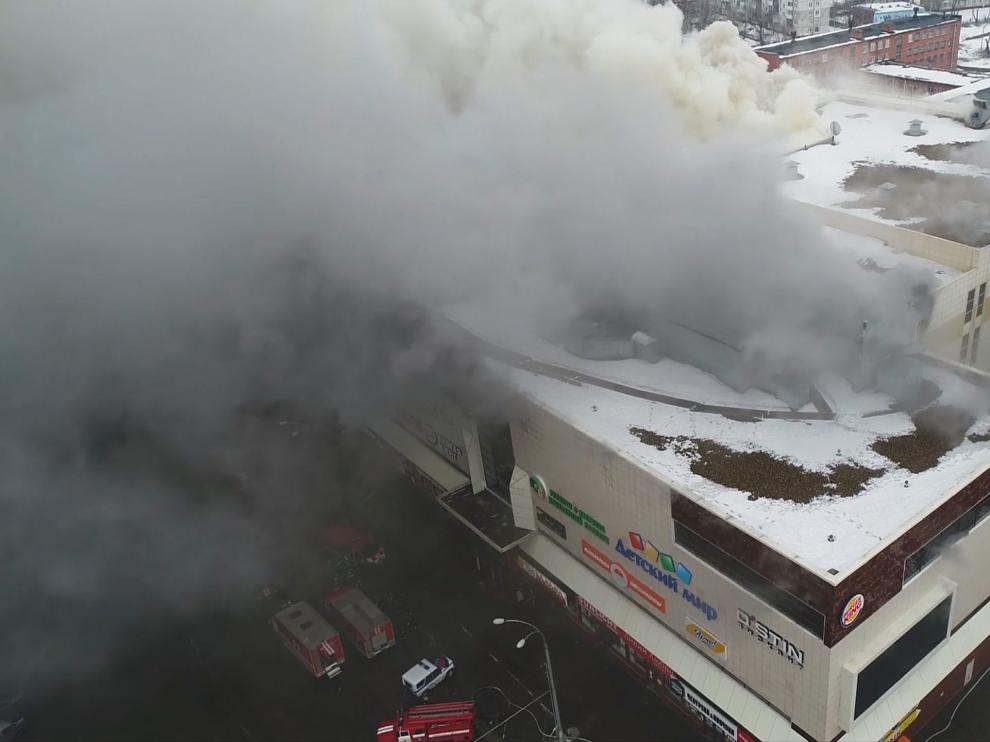 Foto aérea del centro comercial incendiado en Kemerovo