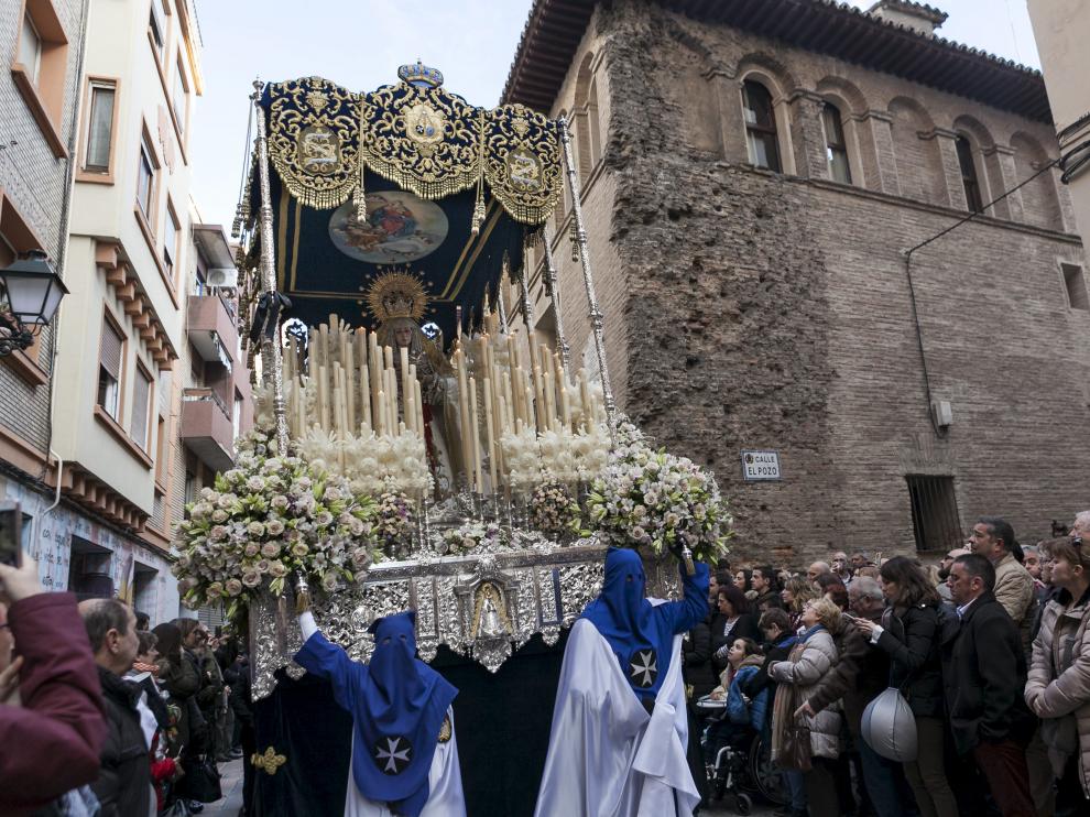 El palio de María del Dulce, portada por los costaleros de la Humildad, ayer por la calle de Doctor Palomar, en el barrio de la Magdalena