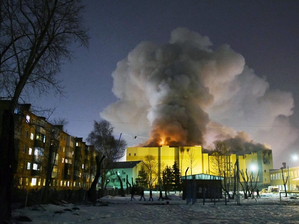 El incendio arrasó el centro comercial en Kémerovo