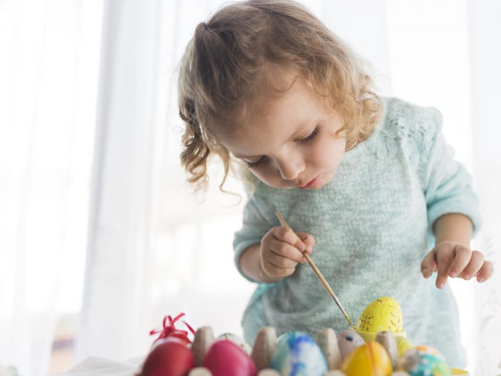Ikea Puerto Venecia celebra varios talleres para que los más pequeños decoren huevos de Pascua.