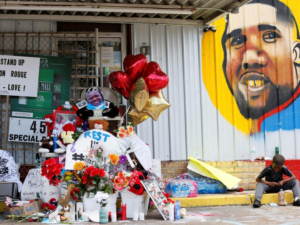 El memorial a Alton Sterling cerca del lugar donde fue asesinado
