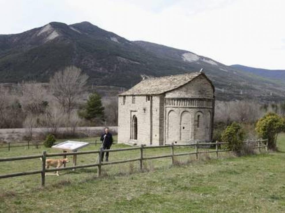 La iglesia de San Juan de Busa se sitúa sobre una pradera de camino a Oliván.