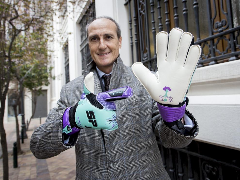 Carlos Peralta, patrono fundador de la Fundación APE, posa con los guantes de la iniciativa
